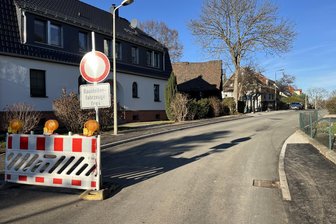 Comeniusweg in Zwickau-Oberhohndorf: Nach vier Monaten Sperrung rollt der Verkehr wieder - Die Sperrschilder auf dem Comeniusweg in Zwickau-Oberhohndorf werden am Mittwoch abgebaut.