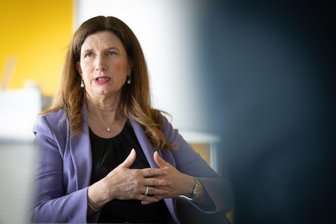 Commerzbank-Chefin: Großteil des Jobabbaus entfällt auf KI - Commerzbank-Chefin Bettina Orlopp erklärt, wie sie eine Übernahme durch die Unicredit abwehren will.