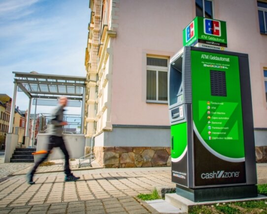 Commerzbank Freiberg setzt zunehmend auf digitale Angebote - Seit August 2021 ist die Commerzbank in Flöha geschlossen. Sie war Mieter in dem Gebäude. Einen Geldautomaten vor der ehemaligen Filiale können die Commerzbankkunden kostenfrei nutzen, heißt es. 