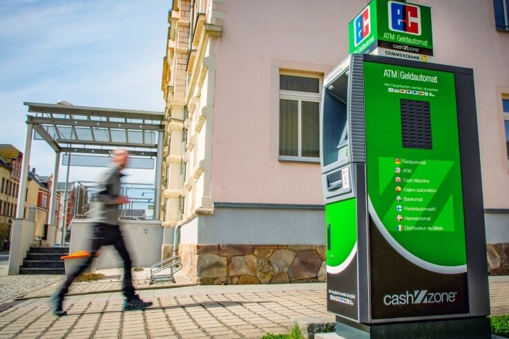 Commerzbank Freiberg setzt zunehmend auf digitale Angebote - Seit August 2021 ist die Commerzbank in Flöha geschlossen. Sie war Mieter in dem Gebäude. Einen Geldautomaten vor der ehemaligen Filiale können die Commerzbankkunden kostenfrei nutzen, heißt es. 