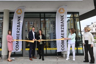 Commerzbank in Limbach-Oberfrohna nach Sprengung wiedereröffnet - Regionalleiter Jörg Zimmermann und Filialleiterin Michéle Joost eröffnen die Filiale.