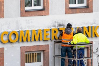 Commerzbank schließt zwei Filialen in Mittelsachsen - Die Commerzbank-Filiale am Rochlitzer Markt ist Geschichte. Am Mittwoch wurde der Schriftzug an der Hausfassade entfernt und die Filiale beräumt. Die Bank schließt weitere Standorte in Mittelsachsen. 