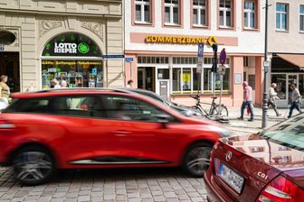 Commerzbank zieht sich aus Mittweida zurück - Die letzten Tage der Commerzbankfiliale am Markt 1 in Mittweida sind gezählt, sie schließt zum 18. Mai dauerhaft. Das betrifft auch die Selbstbedienungszone mit den Automaten.