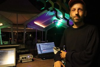 Computer und Codes erobern den Garten am Rande der Stadt - Staxl nach getaner Arbeit auf der Kunstplantage in Zwickau.