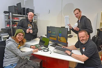 Computertruhe Chemnitz: Hier bekommen Laptop und Co. ein zweites Leben - Die Akteure der Computerktruhe mit Karola Köpferl, Philipp Skotnik (links), Robert Köpferl und Holger Czirpka (rechts).
