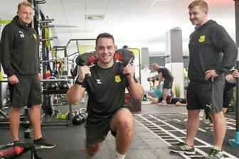 Concordia holt sich Feinschliff - Auch Schneebergs Philipp Plagge (M.), der aus der zweiten Mannschaft ins Landesklasse-Team rückt, gab unter den Augen des Trainerduos Felix Pahlisch (l.) und Benjamin Brauner im Fitnessstudio alles.