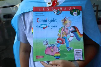„Conni-Memes“ außer Kontrolle: Verlag will seine erfolgreiche Kinderbuchfigur im Internet schützen - Zurück aus dem Internet: Conni-Meme als Protestplakat.