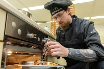 Connor Dörr aus Lichtentanne ist bester Jungkoch des Vogtlandes: „Mal sehen, was das Leben noch so für mich übrig hat“ - Konzentriert bei der Sache: Connor Dörr (20), Koch-Lehrling im Hotel Schwanefeld Meerane, beim Moosmann-Pokal der Nachwuchsköche in Falkenstein.