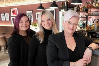 Connys Bar in Reichenbach: Drei Frauen machen Lust auf die nächsten fünf Jahre - Diese Bar ist nicht nur eine Bar, sagen Conny Schmidt (vorn) und ihre Töchter Julia und Marie. Es ist für sie "unser Projekt". 