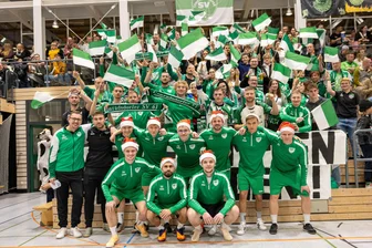 Conradsdorfer Fußballer mit Megafon im „Hexenkessel“: „Wir haben uns etwas von Dynamo Dresden abgeschaut“ - Letzter Platz, na und?: Die Spieler des Conradsdorfer SV feierten trotzdem mit ihren Fans.