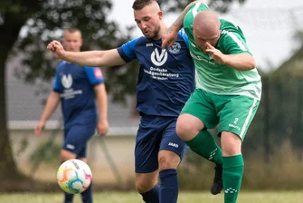 Conradsdorfer Fußballer mit viel Personal und Schwung - Gelungener Einstand: Die Conradsdorfer Kicker um Neuzugang Maximilian Weiß (r.) bezwangen im ersten Testspiel den TSV Falkenau, im Bild Florian Irmscher (l.), mit 5:3.
