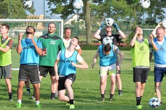 Conradsdorfer wieder am Ball - Auf dem Sportplatz an der Alten Dresdner Straße in Conradsdorf wird wieder Fußball gespielt. David Voigt (3. v. l.) will beim CSV 61 eine neue Männermannschaft aufbauen, die bereits in der kommenden Saison in der Kreisklasse auf Torejagd gehen will.