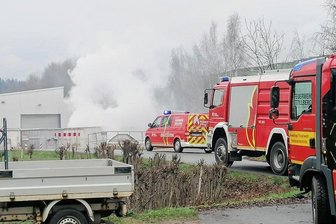 Container auf Niederdorfer Wertstoffhof gerät in Brand - Feuerwehren rückten am Montagnachmittag am Wertstoffhof Niederdorf an. 