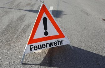 Container brennen auf Schulgelände - Polizei sucht Zeugen -