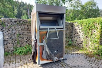 Container für Altkleider brennt in Zwota aus - Polizei hat Ermittlungen aufgenommen - Der ausgebrannte Container an der Klingenthaler Straße in Zwota.