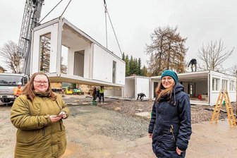 Container für neue Abenteuerschule an der Heinzebank fliegen ein - Schulleiterin Elisabeth Glöckner und Lernbegleiterin Franzien Knipper machen sich an der Baustelle ein Bild von den Arbeiten. 