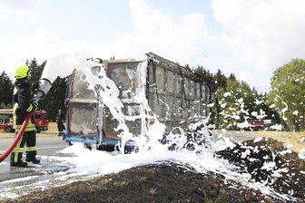 Container gerät auf B 282 in Brand - Der Container war mit Schrott beladen.