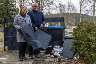 Container gesprengt: Vandalismus auf dem Friedhof von Schnarrtanne - Sie können es immer noch nicht fassen: Manuela Schwabe von der Kirchgemeindevertretung und Friedhofsverantwortlicher Holger Schwabe inspizieren, was auf dem Friedhof angerichtet wurde.