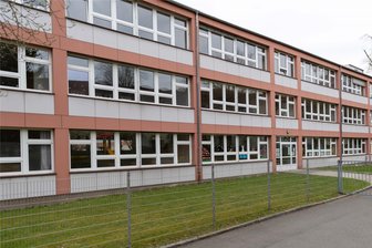 Container-Klassenzimmer an der Winkler-Grundschule in Freiberg: CDU will Stadtratssondersitzung - Um mehr Platz zu gewinnen, sollen zwei Klassenzimmer-Container auf das Gelände der Clemens-Winkler-Schule in Freiberg gestellt werden.