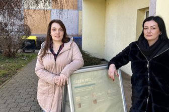 „Container sind für Ratten wie ein Supermarkt“: Ärger um verdreckten Müllstandort im Zwickauer Zentrum - Stephanie Omar (l.) und Mandy Bühring vor ihrem Kosmetikstudio am Alten Steinweg. Dahinter der Containerstandort, der oft verdreckt ist. Vögel und Wind tragen den Müll dann breit.