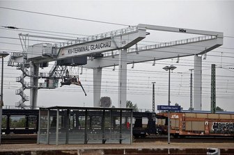 Container-Terminal: Stadt Glauchau bleibt weiter von Millionenzahlung bedroht - Der Portalkran am Güterverkehrszentrum steht schon mehrere Jahre lang still.