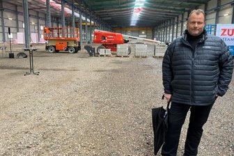 Containerbauer errichtet Produktionshalle - Das Dach ist schon drauf, der Boden aber noch nicht gegossen. Gunnar Förster, Geschäftsführer der Firma B-Plus-L Infra Log, rechnet damit, dass im zweiten Halbjahr 2022 in der neuen Halle die Produktion von Containern anlaufen kann.