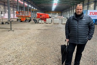 Containerbauer investiert am neuen Standort 30 Millionen Euro - Das Dach ist schon drauf, der Boden aber noch nicht gegossen. Gunnar Förster, Geschäftsführer der Firma B-Plus-L Infra Log, rechnet damit, dass im zweiten Halbjahr 2022 in der neuen Halle die Produktion von Containern anlaufen kann.