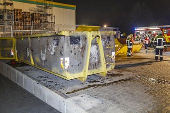 Containerbrand in Oelsnitz im Erzgebirge - Ein Container stand am frühen Dienstagmorgen in Flammen.