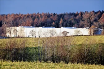 Containerhersteller in Frankenberg zieht an die Autobahn - Die 125 Meter lange neue Produktionshalle von Ela Container im Industriegebiet Dittersbach ist von außen fertig. Derzeit läuft der Innenausbau.
