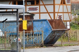 Containerproblem in Burgstädt: "Wir schrecken nachts auf, wenn Schrott weggeworfen wird" - An der Burkersdorfer Straße steht ein Container, wo Schrott entsorgt werden kann. Anwohner klagen über nächtliche Ruhestörung. 