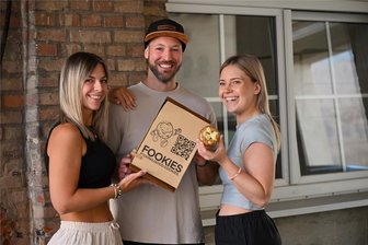 Cookies von „Fookies“: Was dieses Start-up mit den Niners Chemnitz zu tun hat - Das Team von „Fookies“ besteht aus dem Ehepaar Jasmin (l.) und Martin Fritsch und Julia Preiß (r.). Über sich selbst sagen sie: „Wir sind drei Menschen, die im Moment leben und im Moment immer die beste Qualität abliefern.“