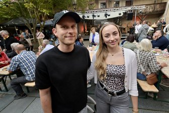 „Cool, abwechslungsreich, toll organisiert“: Besucher lüften Geheimnisse verborgener Innenhöfe in Zwickau - Alexander Kopp und Jessica Zobler sind in der Posthalterei gespannt auf das, was die erste Innenhof-Tour in Zwickau noch alles bietet.