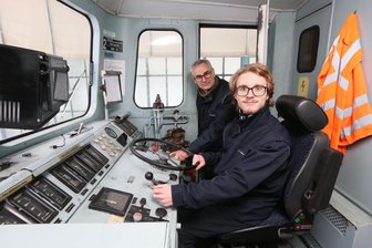 „Cool, so alte Technik kennenzulernen“: Länderbahn tourt mit alter E-Lok durch Region Zwickau – mit Azubis am Steuer - Übernahm in Zwickau das Steuer: Lukas Franke (19) aus Lichtenstein. Er absolvierte eine Lokführerausbildung bei der Länderbahn. Hinter ihm steht Ausbildungsleiter Kay Steiner.