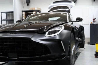 Cool-Tints Reichenbach: Firma gewährt Familien einmalige Blicke in den „Schwarzen Würfel“ - Praktisch staubfrei und bei 22 Grad Celsius – so veredelt Cool-Tints Karossen und mehr.