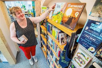 Coole Aktion im Erzgebirge: Wer Bücher liest, darf kostenlos ins Freibad - Bibliotheksleiterin Cordula Kirsch vor dem Regal mit den Leseclub-Büchern. Seit zwei Wochen läuft der neue Marathon.
