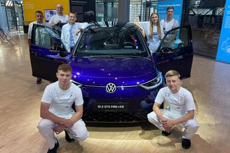 „Coole Farbe, coole Felgen“: VW-Azubis aus Zwickau und Dresden bauen ID.3-Sondermodell schon vor dem Serienstart - Das Team: Henry Kohlsdorf und Felix Palaske (vorn, v. li.) sowie Enrico Heine (Projektleiter), Paul Meger, Janek Stettnisch, Rhona Emilia Hänel und Mattis Schaulinski (v. li.).