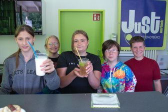 Coole Getränke und süße Snacks in Auerbach: Mit diesen Leckereien lockt der neue Pop-up-Store - Kinder und Jugendliche des Jugendstadtbüros haben in Auerbach einen Pop-up-Store eröffnet. Organisatorin des Projekts ist Kim Eismann (rechts).