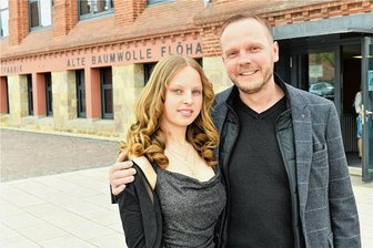 Coole Kids und stolze Eltern bei der Jugendweihe in Flöha - Ihren Jugendweihetag erlebten am Samstag 40 junge Leute in der Alten Baumwolle in Flöha. Im Bild Robin Lüdtke mit Tochter Elaine. 
