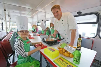 „Coole Knolle“: Kochbus fährt an Grundschule in Zwickau vor - 2018 machte der Kochbus der sächsischen Marktgemeinschaft Erdäpfel in Reinsdorf Station.