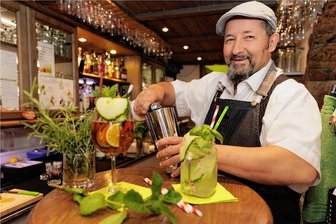 Coole Trends an heißen Tagen: Hier schmeckt der Sommer im Erzgebirge - Thomas Fischer von der Annaberger Altstadtkneipe „Papperla Pub“ mixt für die Erzgebirgsredaktion der „Freien Presse“ zwei der beliebten Cocktails für den Start in den Sommer. Es gibt sie ab sofort auch zum Mitnehmen.