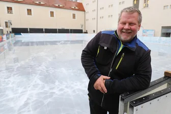 Cooler Job auf glattem Untergrund: Wie Profis die Eisbahn im Schlosshof zu Freiberg vorbereiten - Ein Mann und sein Werk: Eismeister Michael „Blecki" Bleck freut sich auf die Eislaufsaison im Schlosshof von Freiberg.