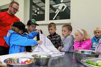 Cooler Küchenprofi kocht mit Thalheimer Grundschülern - Koch Philipe Scholz zeigte Zweitklässlern aus der Grundschule Thalheim, wie er beispielsweise Flammkuchen zubereitet.