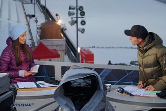 Cooler Skisprung-Weltcup aus Klingenthal fürs warme Wohnzimmer - Moderatorin Lea Wagner und Skisprung-Experte Sven Hannawald berichteten am Wochenende für die ARD live vom Weltcup der Männer aus der Klingenthaler Vogtland-Arena.