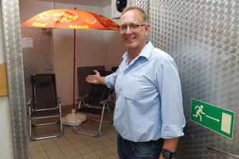 Cooles Angebot in Friedberger Supermarkt: Ab ins Kühlhaus - Markt-Inhaber Lars Koch zeigt die Kühl-Oase in seinem Geschäft.