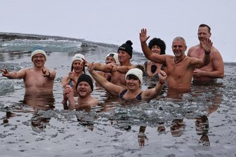Cooles Hobby: Zwickauer hüpfen bei Minusgraden in den Schwanenteich - Haben sichtlich Spaß im kalten Wasser des Schwanenteichs: Eine Gruppe Zwickauer Eisvögel in ihrem Element.