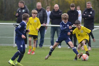 Cordial Cup: Fußball non stop beim Qualifikationsturnier in Auerbach - Um Platz 3 spielten beim Cordial Cup der VFC Plauen (gelbe Trikots) und Soccer for Kids Dresden.