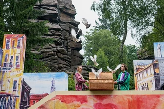 Cornelia-Funke-Klassiker als Freiluft-Schauspiel im Erzgebirge: Genuss statt Spektakel - Tolle Szenen auch ohne Geknalle: "Der Herr Der Diebe" auf der Naturbühnen an den Greifensteinen.