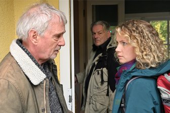 Cornelia Gröschel geht „fremd“ im „Erzgebirgskrimi“: „Gepilgert bin ich bisher noch nicht“ - Felix Uhlich (Hans-Uwe Bauer, l.), Benedict Wagner (Max Herbrechter, M.) und Maike Langer (Cornelia Gröschel) waren auf dem Jakobsweg wandern und übernachten in einer Pilgerherberge.