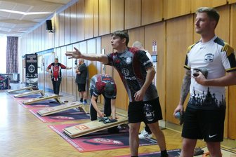 Cornhole-Bundesliga: Titelverteidiger aus dem Erzgebirge sofort wieder auf Erfolgskurs - Mit fünf Siegen in fünf Spielen war Jonathan Kranz (2. von rechts) der erfolgreichste Spieler beim Bundesliga-Auftakt in Auerbach.