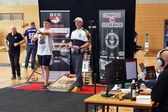 Cornhole-Meisterschaft: Zwei US-Amerikaner jubeln im Erzgebirge - In diesem Match darf der links neben dem Brett stehende Caden „Woody“ Woodson auf dem Centercourt ran. Es ist unter den 21 Spielbahnen diejenige, die als Austragungsort der Finalduelle am schicksten hergerichtet ist.